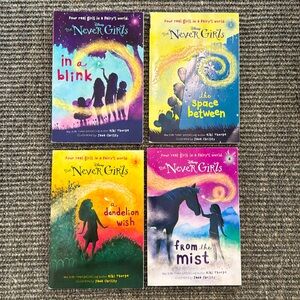Disney THE NEVER  - Book set